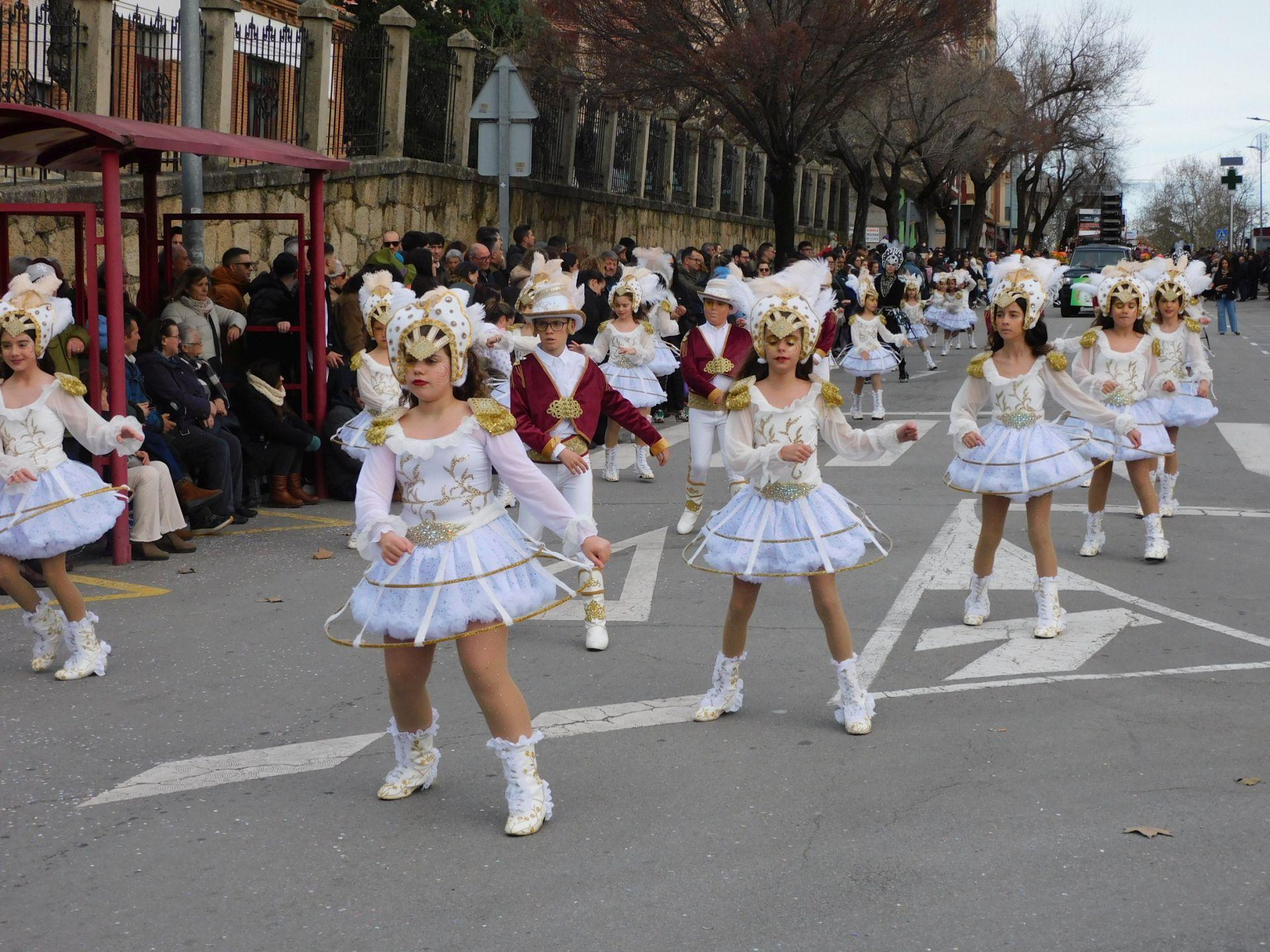 Carrozas y comparsas brillan en el primer desfile del Carnaval