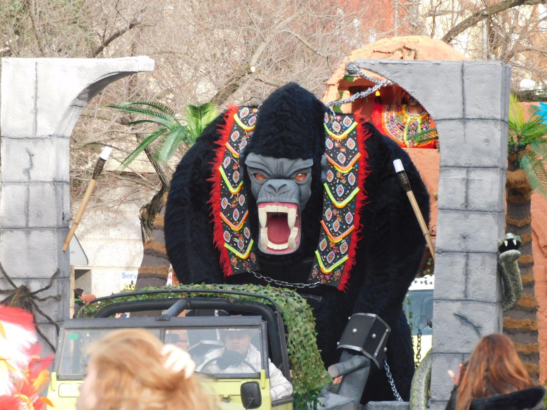 Carrozas y comparsas brillan en el primer desfile del Carnaval