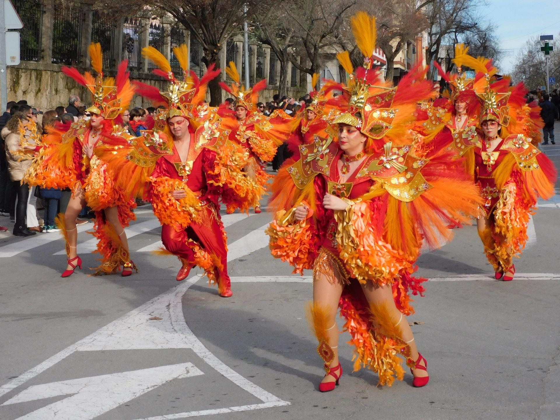 Carrozas y comparsas brillan en el primer desfile del Carnaval
