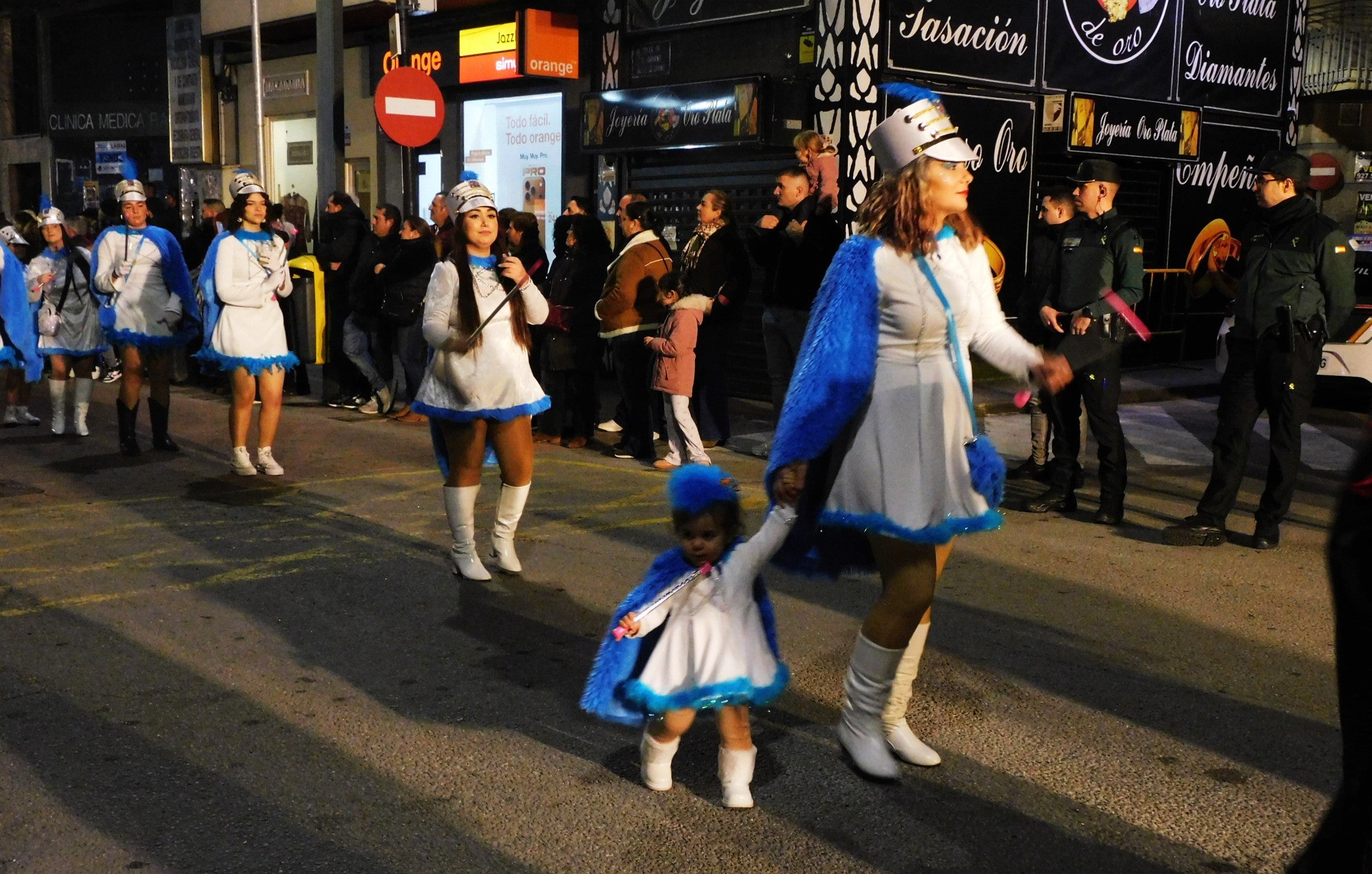 El pasacalles reunió a participantes de todas las edades