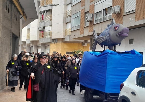 El entierro y la quema de la sardina despiden la fiesta