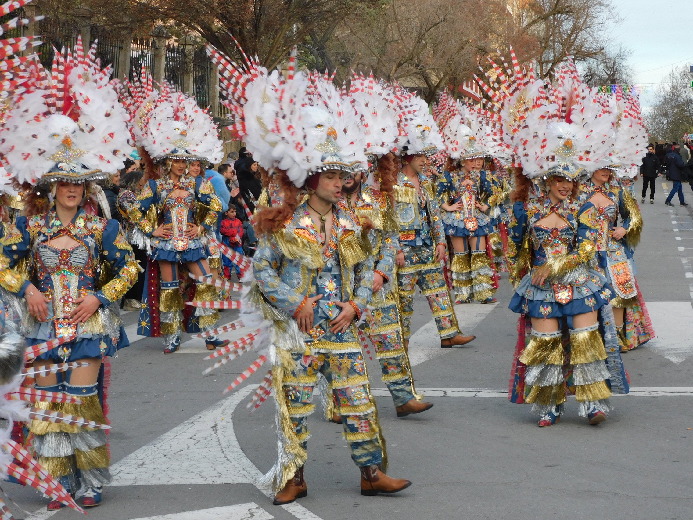 Los Santeros desfilaron con 'Destellos del Oeste'