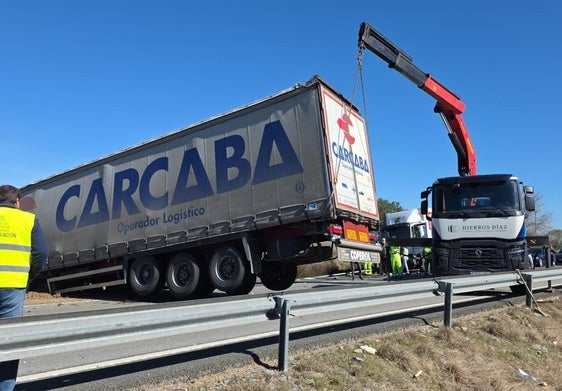 La colisión de dos camiones obliga a cortar la A-5 cerca de Navalmoral