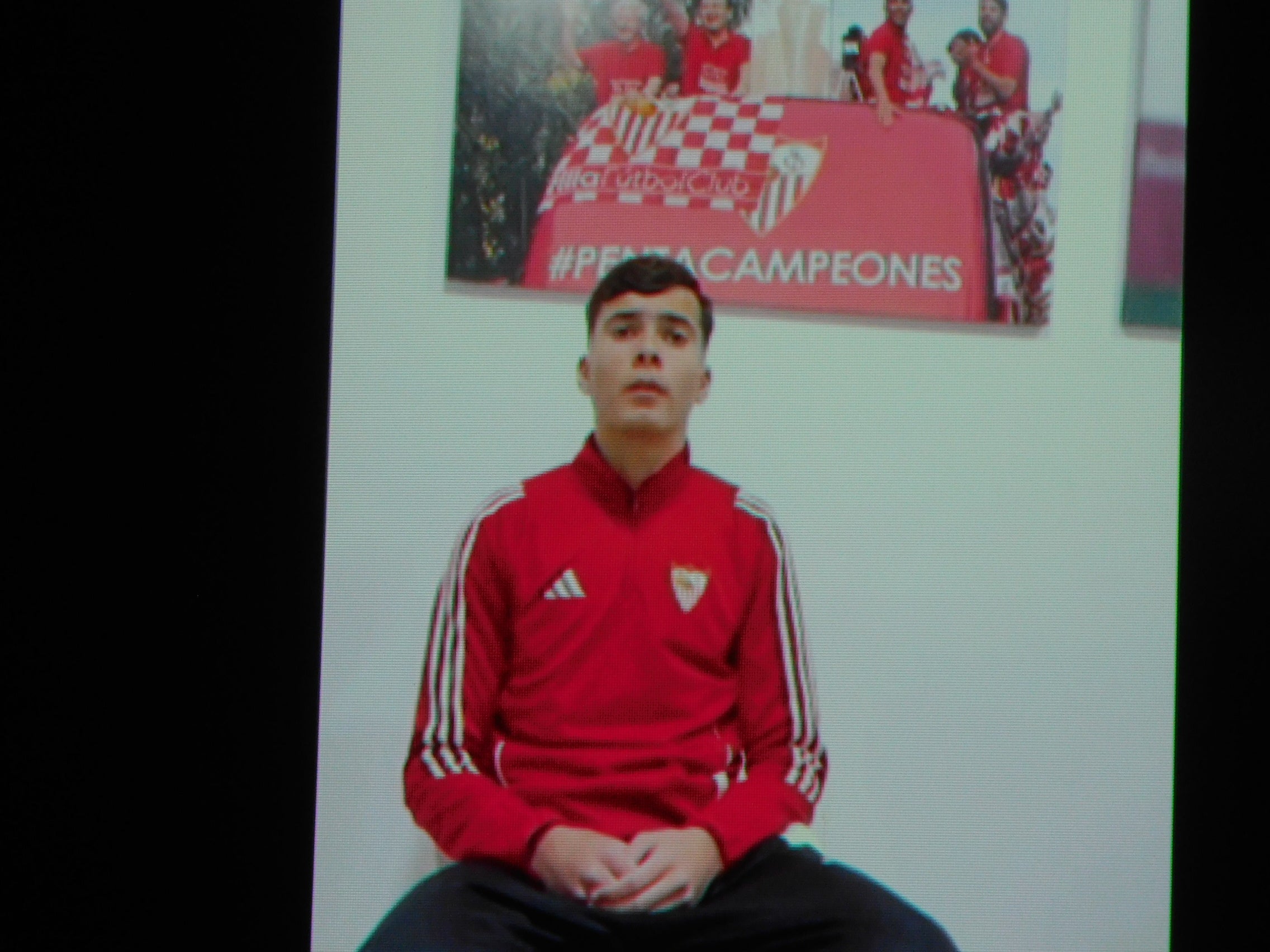 Gonzalo Da Silva, campeón de liga con el Sevilla, no pudo asistir y envío video