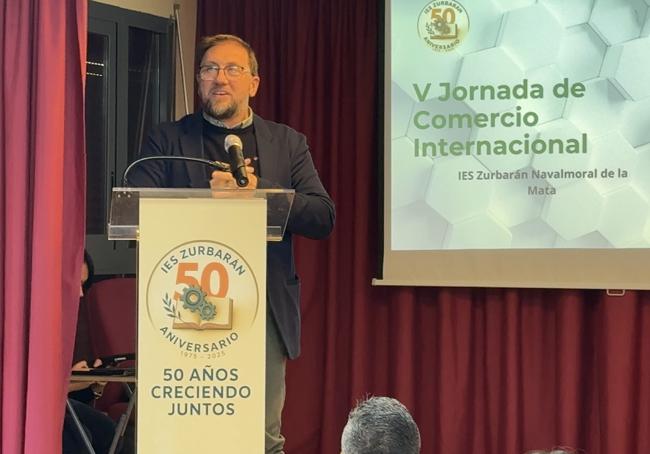Roberto Correas, director del instituto, durante la jornada