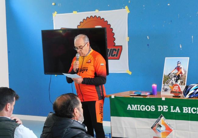 Rafael Ayuso en el momento de leer el texto