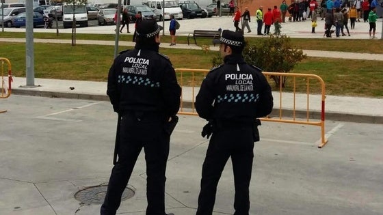 Una mujer agrede a una agente de la Policía Local mientras realizaba un cacheo