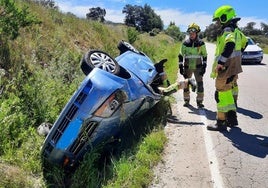 Dos vecinos fueron los primeros en auxiliar a una joven que volcó a pocos metros del hospital