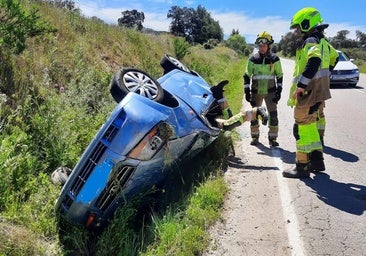 Dos vecinos fueron los primeros en auxiliar a una joven que volcó a pocos metros del hospital