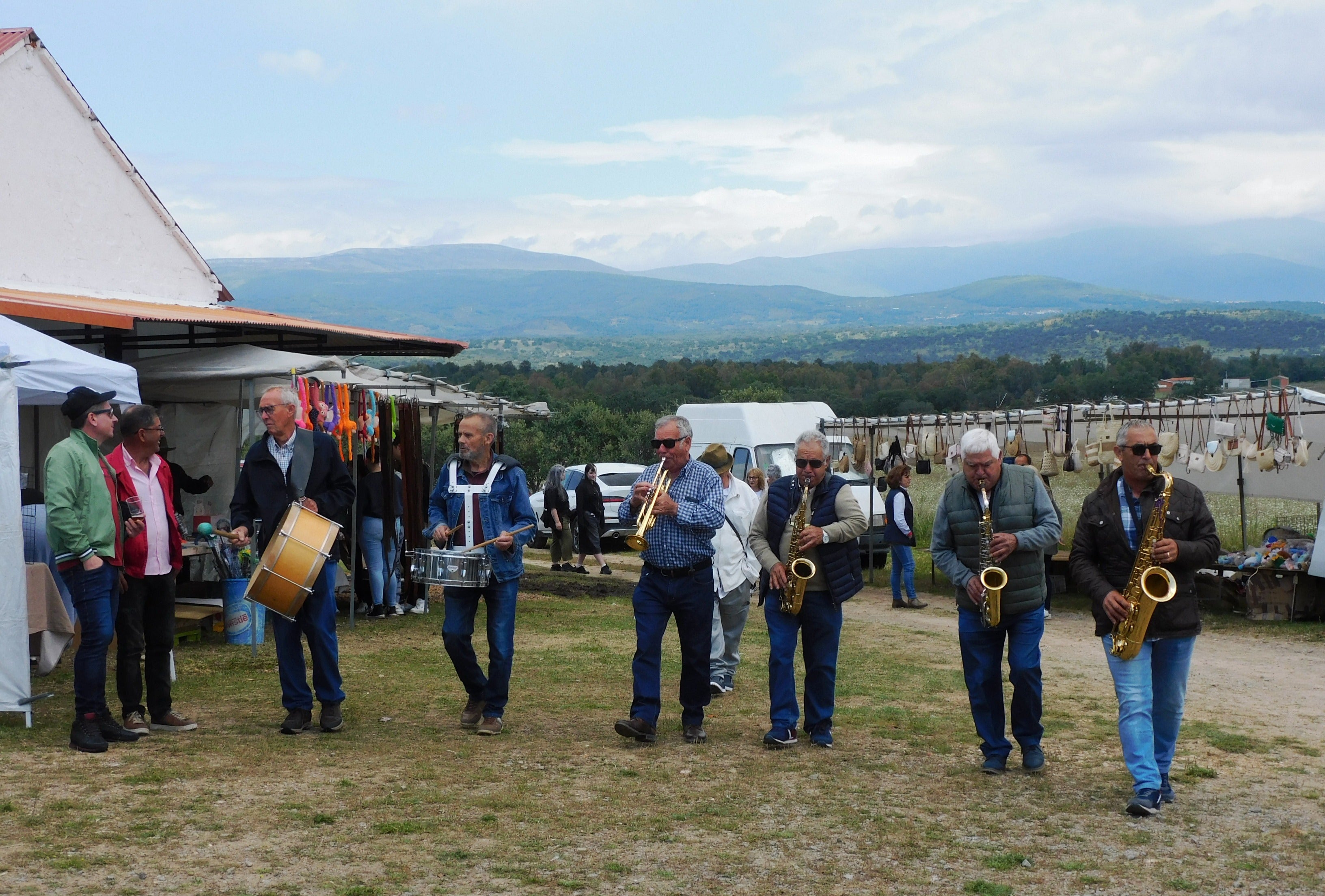 La charanga anima la fiesta