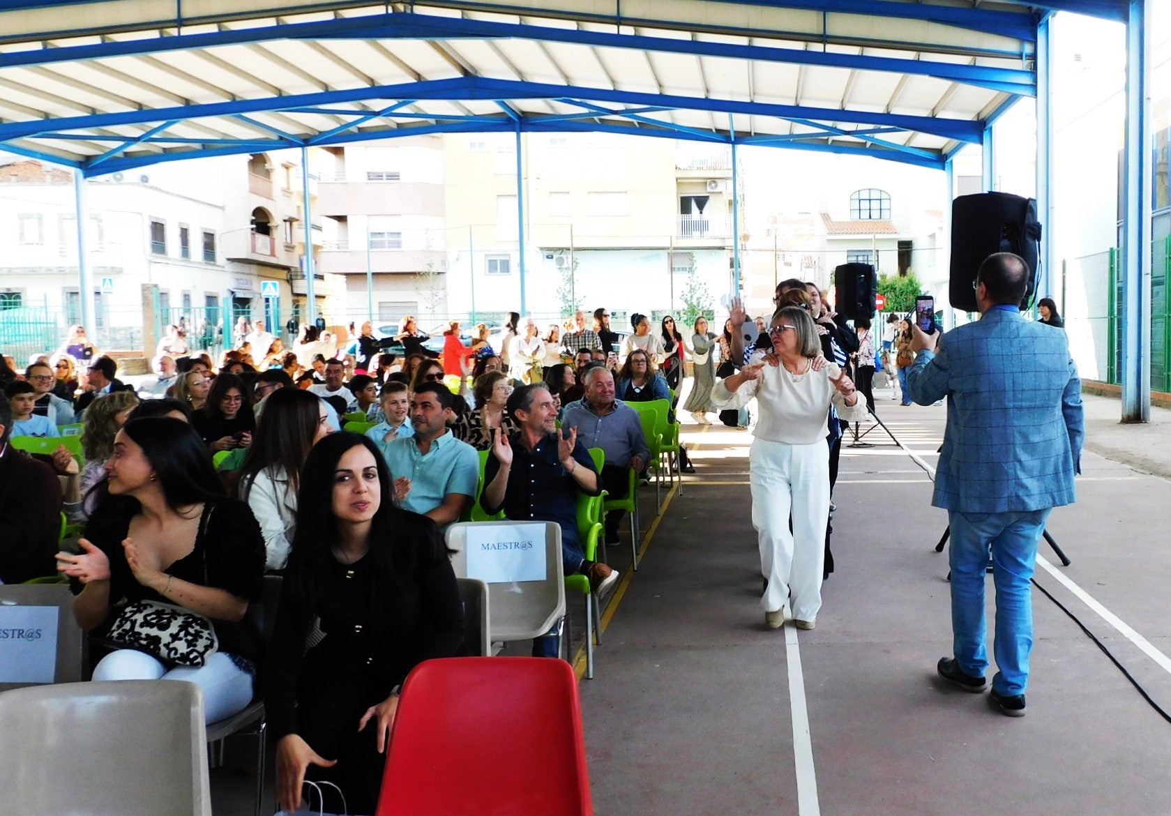 David puso a bailar a los asistentes al ritmo de la Orquesta Mondragón