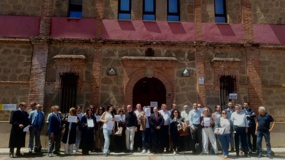 Abogados y procuradores se concentran para reclamar «justicia, igualdad y una solución digna»