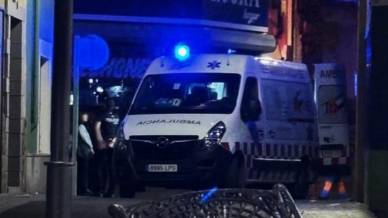Un hombre es atendido por los servicios sanitarios tras recibir una patada en el pecho