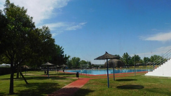 La piscina municipal se abre al público casi un mes después de lo previsto
