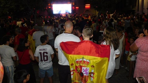 La final del Mundial reúne a más de 2.000 personas en la plaza de España