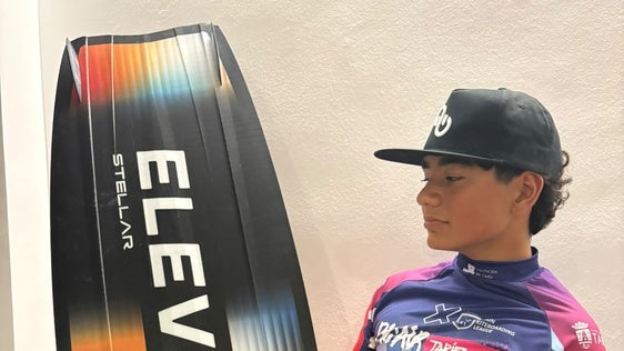 El joven moralo Nacho Castro compite en Tarifa con los mejores kitesurfistas