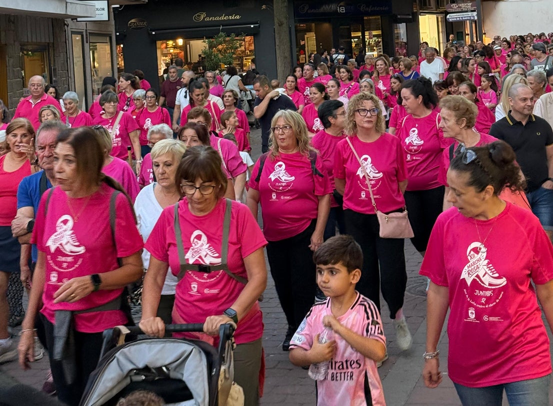 La marcha contra el cáncer de mama tiñe de rosa el casco urbano