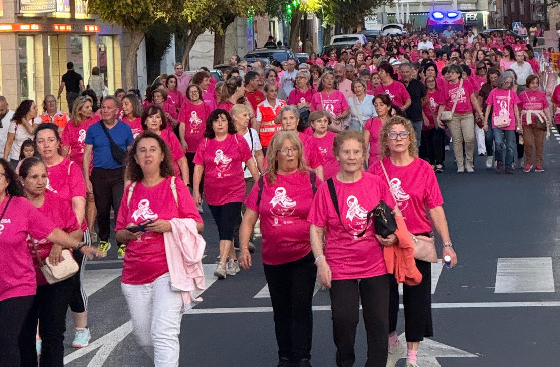 La marcha contra el cáncer de mama tiñe de rosa el casco urbano