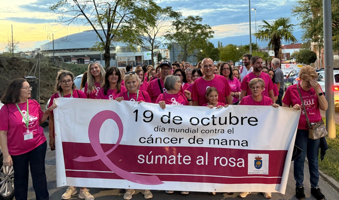 La marcha contra el cáncer de mama tiñe de rosa el casco urbano