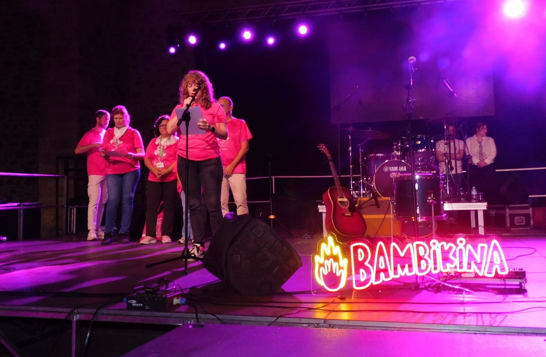 La marcha contra el cáncer de mama tiñe de rosa el casco urbano