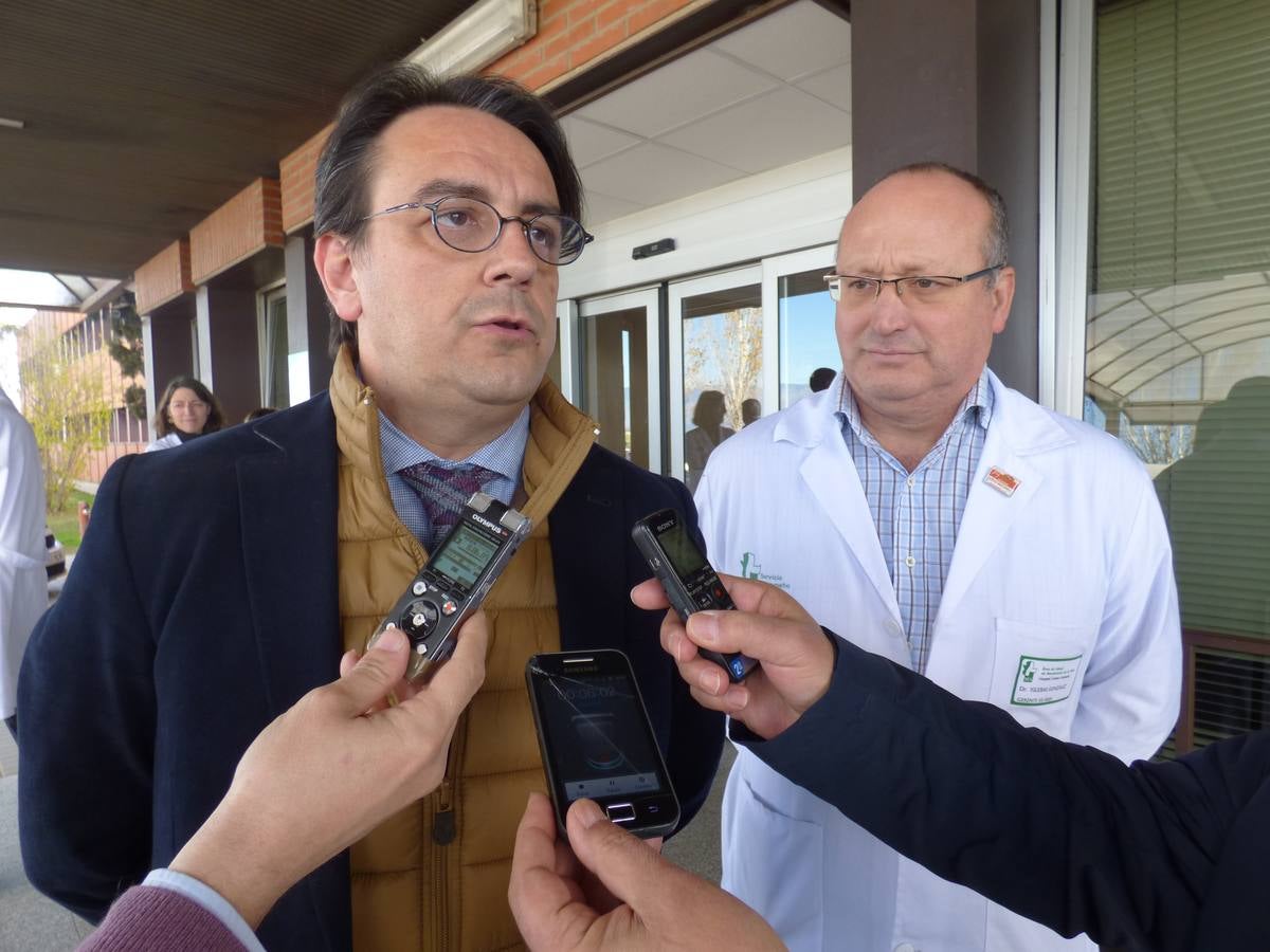 El consejero con el gerente del Área de Salud a las puertas del hospital 