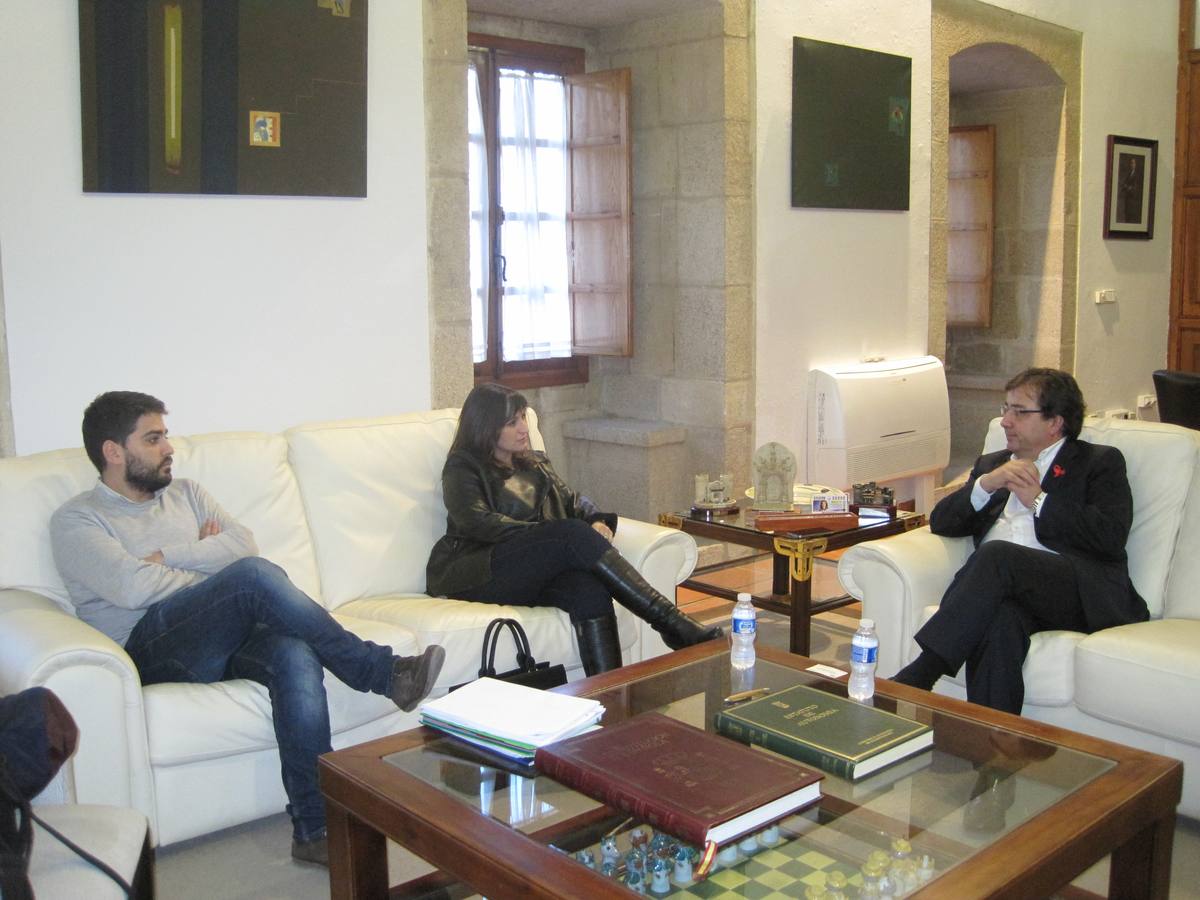 Raquel Medina e Iñaki Rodríguez con Guillermo Fernández Vara 