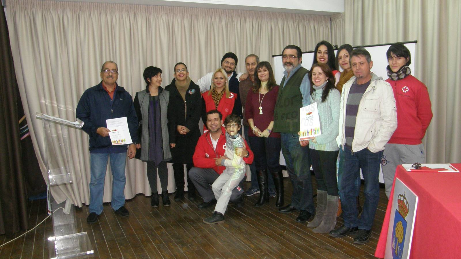 Foto de familia tras la firma del convenio 