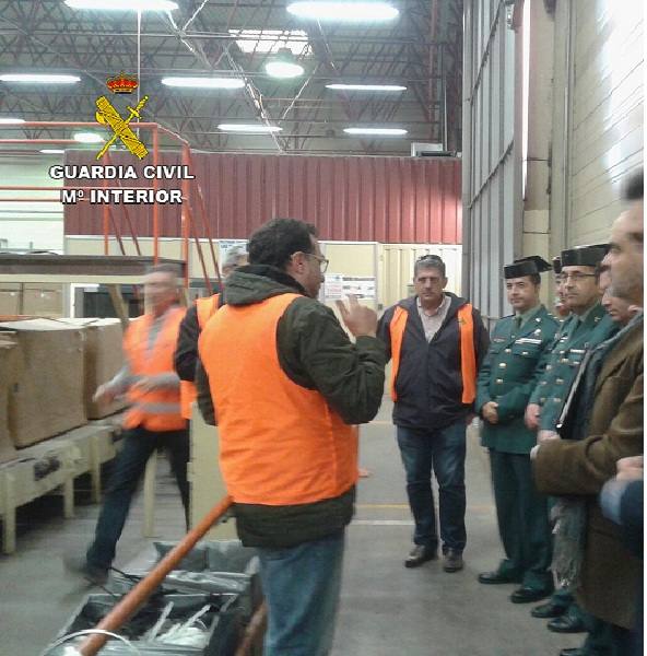 Visita de responsables de la Guardia Civil a la fábrica de Cetarsa 