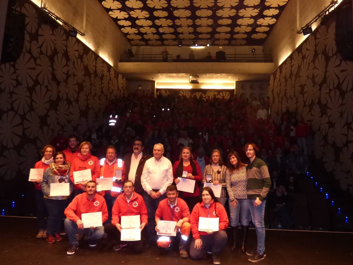 Foto de los galardonados y asistentes en el Teatro del Mercado 