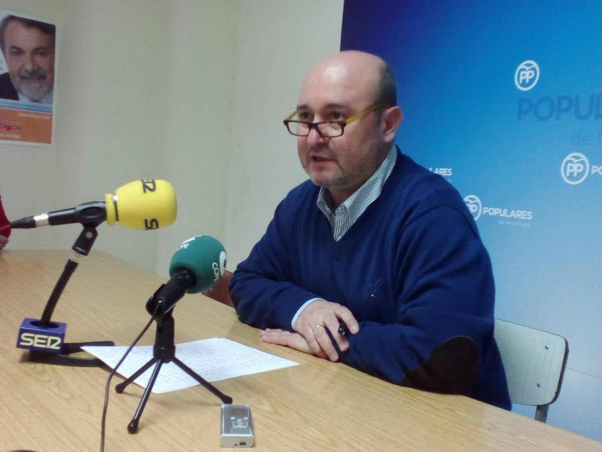 Pepe Pascual en la sede local del PP 