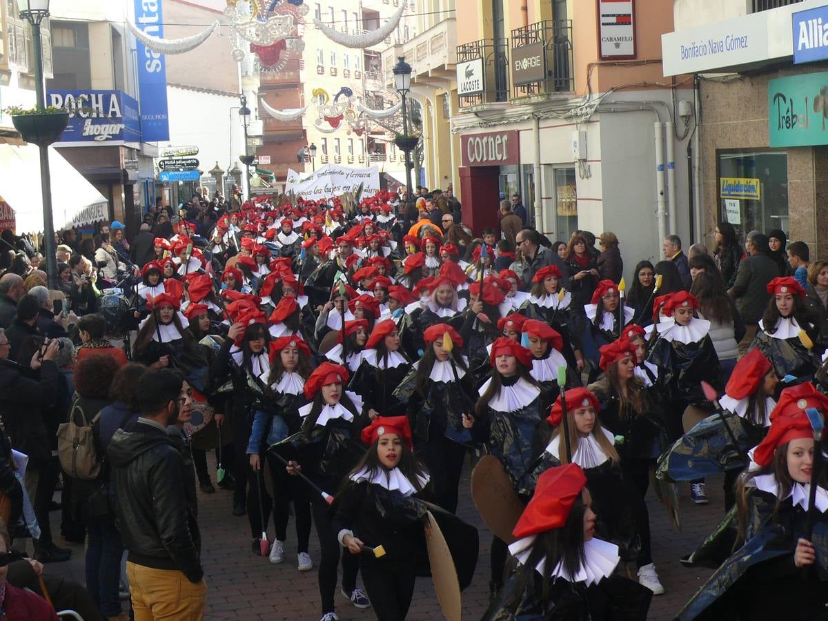 Desfile juvenil por el centro de la población 