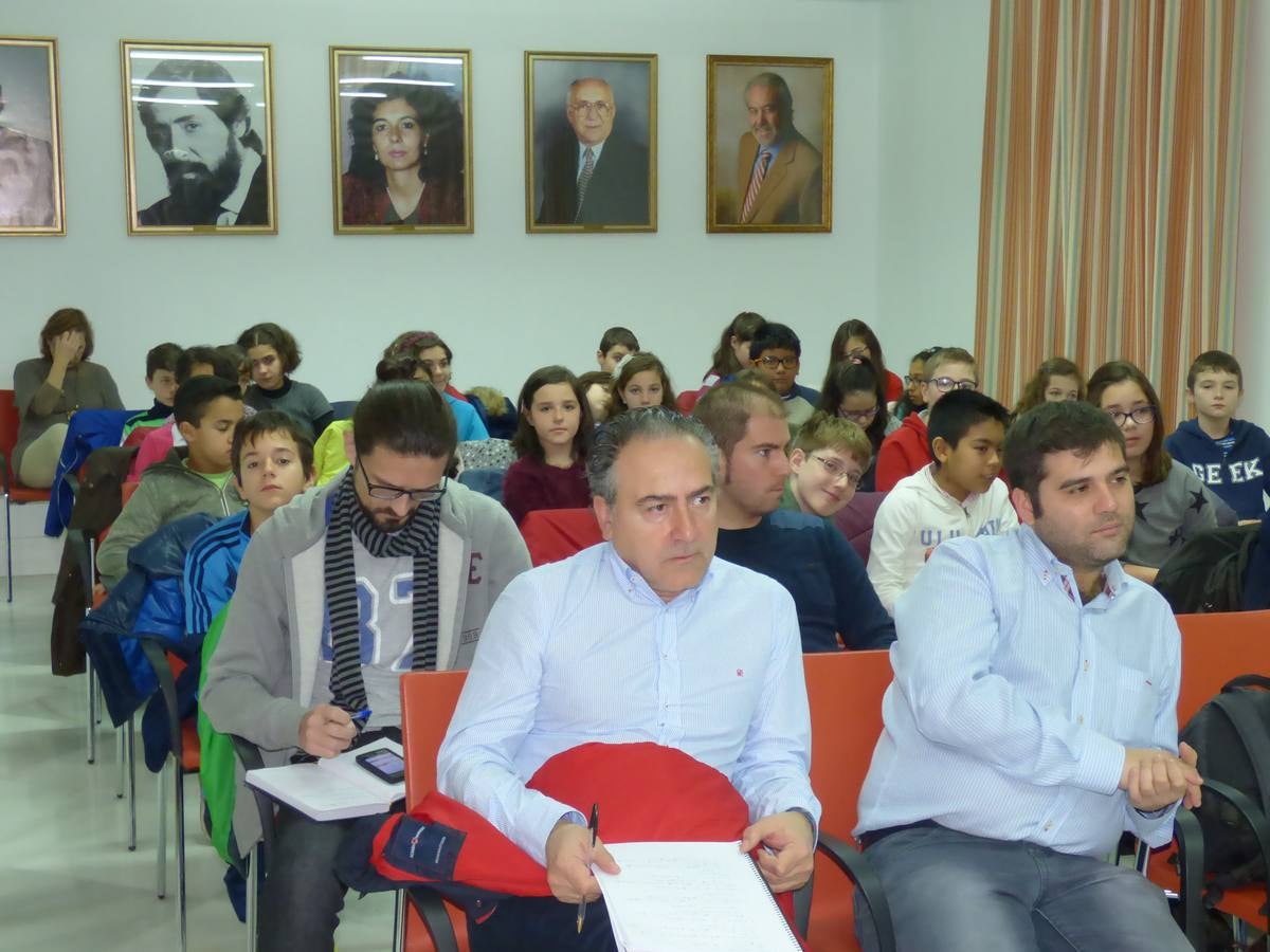 El pleno asistieron escolares del colegio Sierra de Gredos 