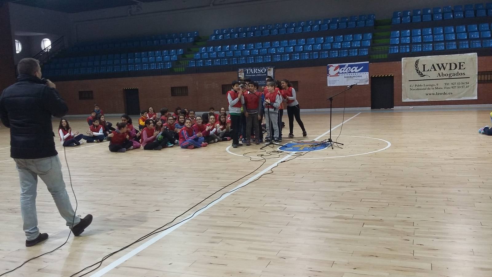 Los participantes en el pabellón 