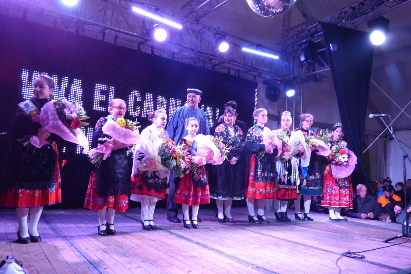 El pregonero con las reinas y damas y la alcaldesa 