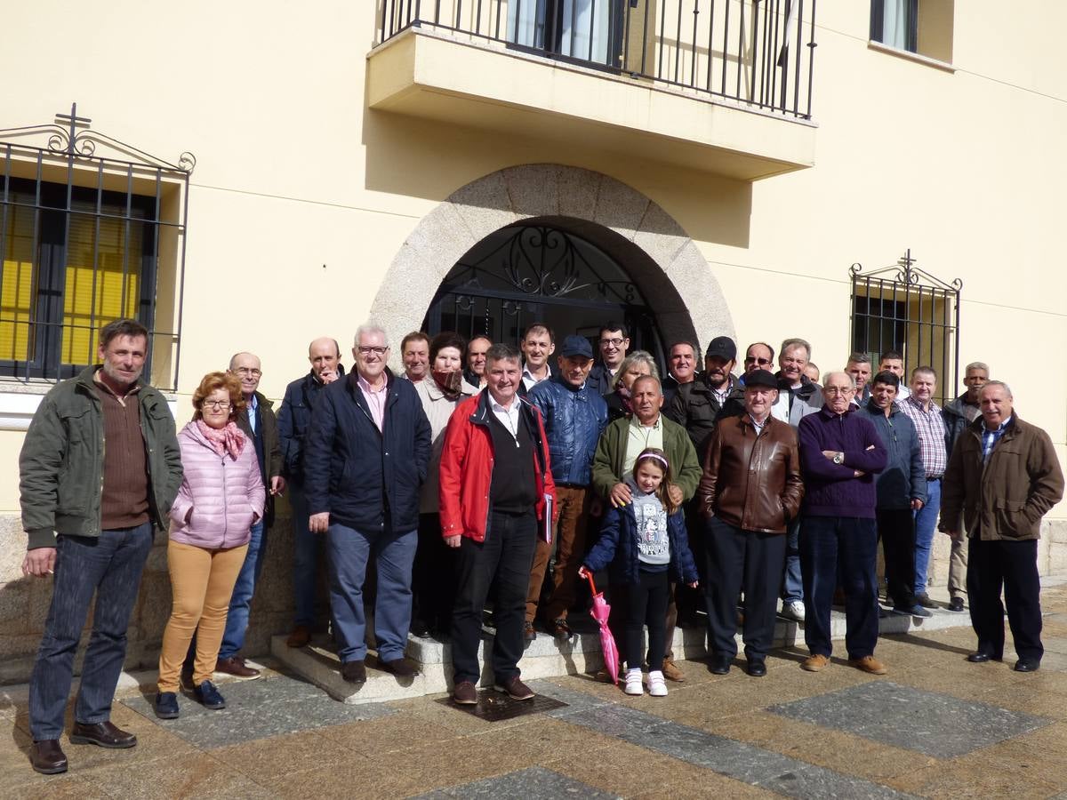 Vecinos y autoridades a las puertas del Ayuntamiento 