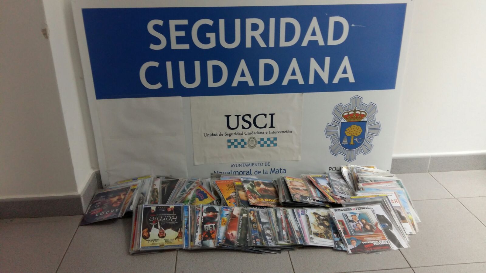 La Policía Local identifica a varias menores que lanzaban piedras a la fachada del teatro