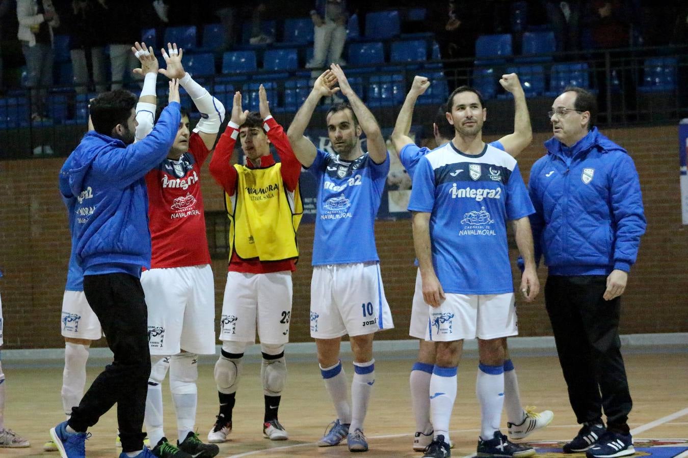 Los jugadores locales saludan a su público 