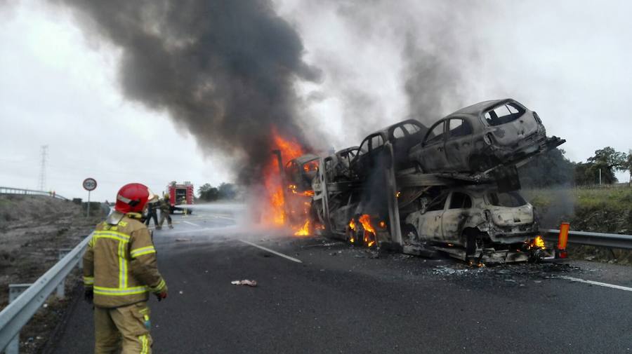 Se incendia en la autovía un camión que transportaba turismos