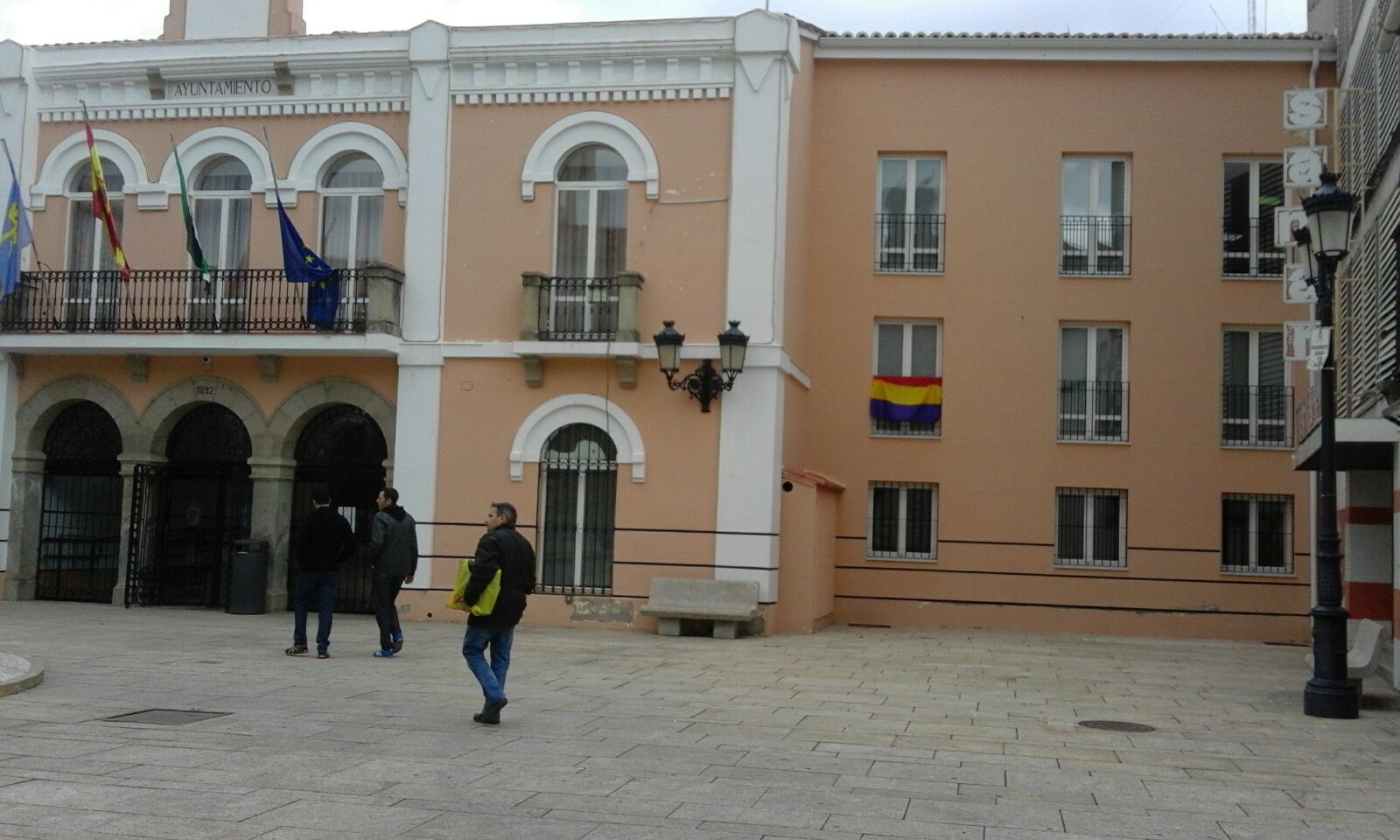 Bandera republicana en la fachada municipal 
