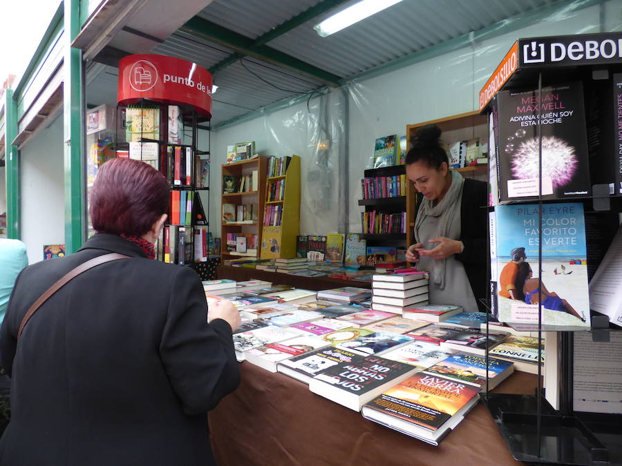 Las casetas de la Feria del Libro se abren tras dos días de espera por la lluvia