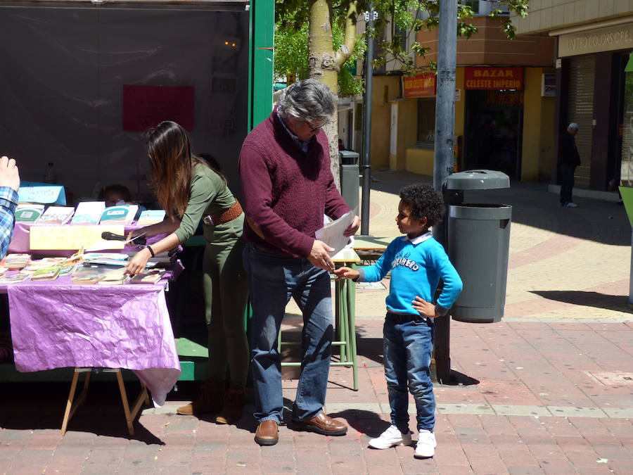 La entrega se hizo junto a las casetas de la Feria del Libro 
