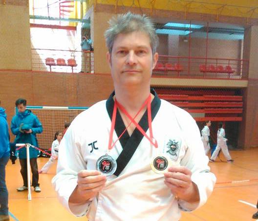 Porras muestra las dos medallas conseguidas el domingo en Madrid 