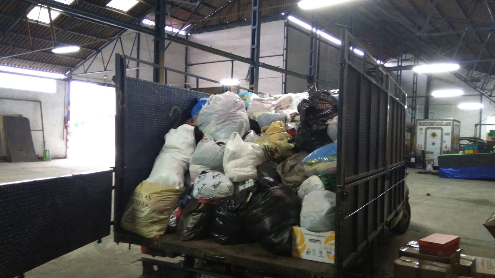 La campaña de ayuda al pueblo saharaui llena dos camiones con alimentos, ropa y distinto material