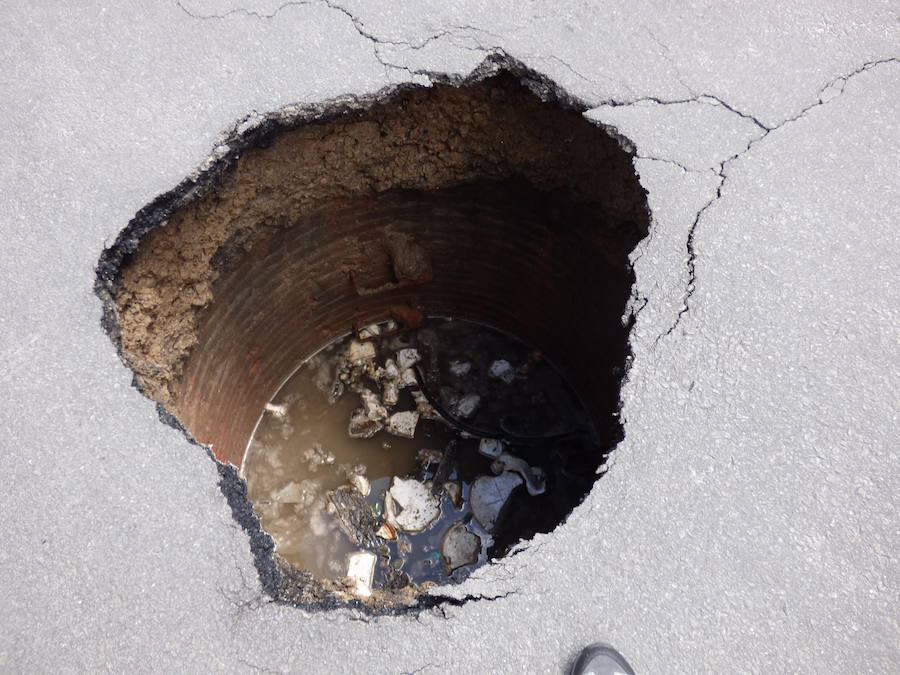 El pozo que apareció en la Ronda Sur al ceder el pavimento es la antigua fuente de La Fontanilla