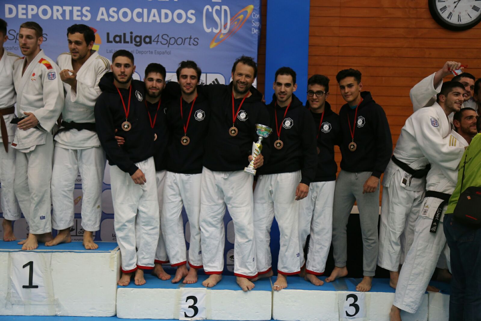 Los moralos en el cercer lugar del podio 