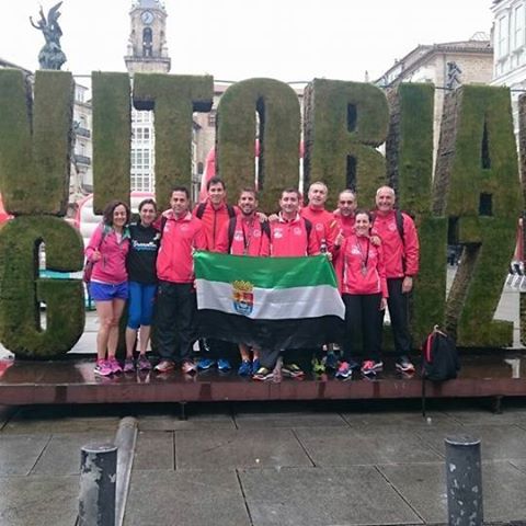 Corredores del CD Navalmaratón en Vitoria 