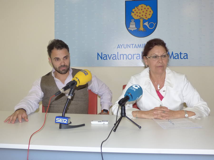 Ángel Muñoz y Belén Vázquez en la sala de prensa municipal 