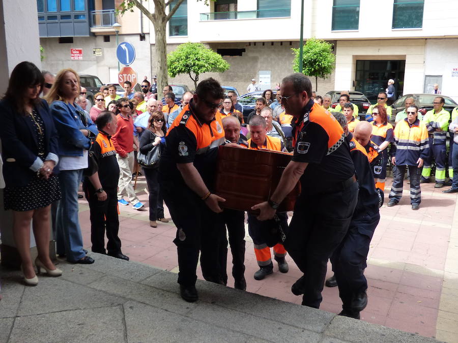 Instituciones y compañeros arropan a la familia de Domingo Morera, 'el portu', en su entierro