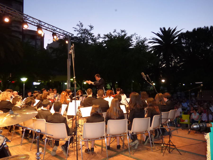 Noche de bandas de música en el parque