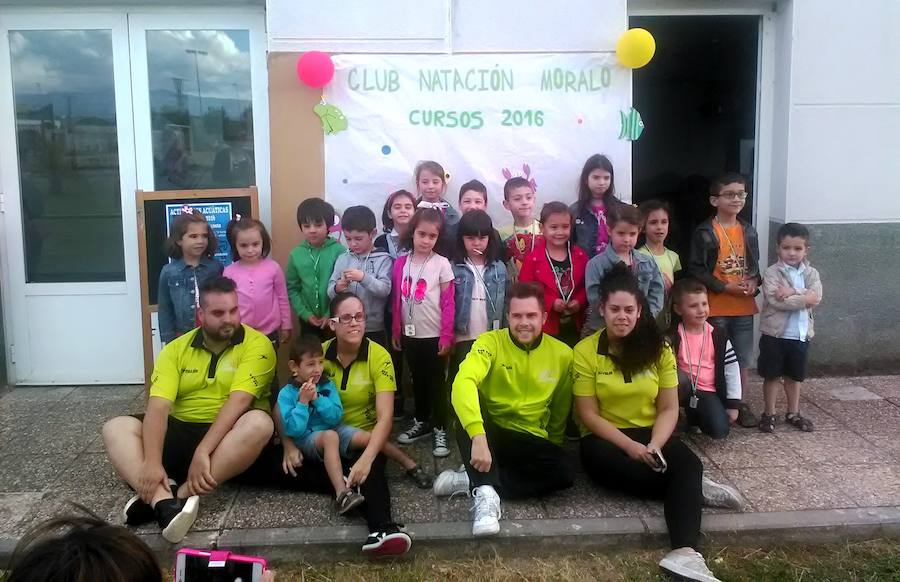 Monitores y alumnos de los cursos de natación 